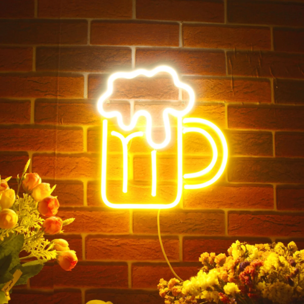 A glowing neon sign depicting a beer mug in vibrant colors, evoking conviviality and relaxation.